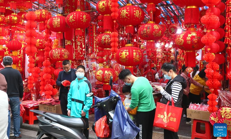 Residents select decorations for the upcoming Spring Festival at a fair along Shanghai Road of Nanning City, south China's Guangxi Zhuang Autonomous Region, Jan. 14, 2023. (Xinhua/Zhou Hua)