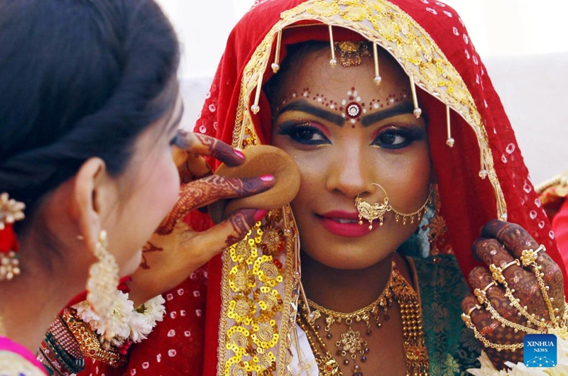 A bride gets making up during a mass wedding ceremony in southern Pakistani port city of Karachi on Jan. 8, 2023. Photo: Xinhua