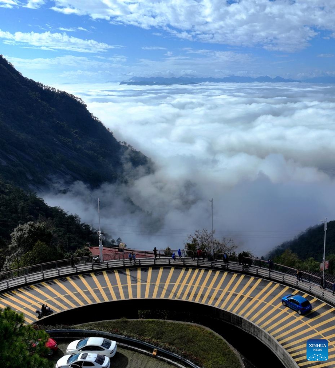 This aerial photo taken on Jan. 14, 2023 shows tourists enjoying a sight of advection fog on the Guling Hill in Jin'an District of Fuzhou, southeast China's Fujian Province. (Xinhua/Wei Peiquan)