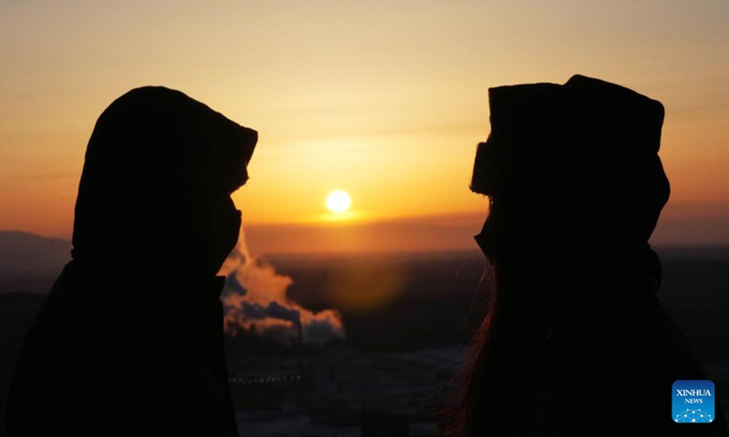 Tourists watch sunrise scenery at Dongji Pavilion in Fuyuan, northeast China's Heilongjiang Province, Jan. 14, 2023. (Xinhua/Wang Jianwei)