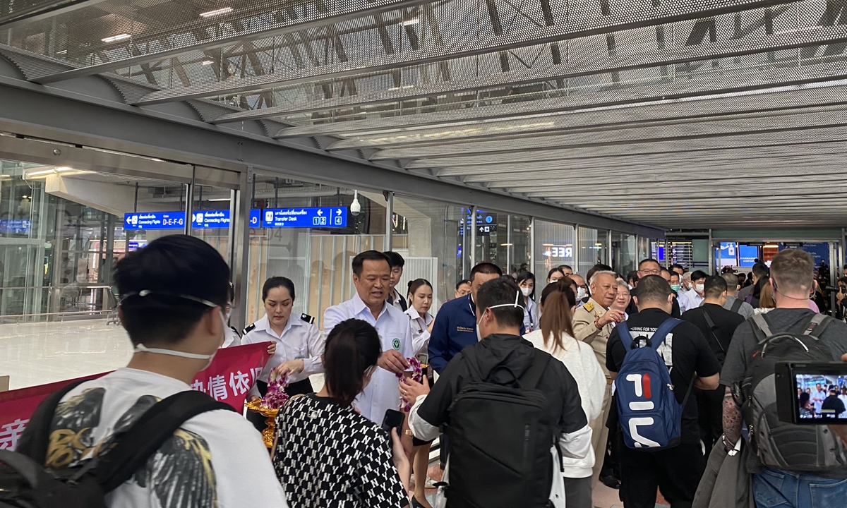 Thai Deputy Prime Minister and Public Health Minister Anutin Charnvirakul warmly welcomed the Chinese tourists, and presented exquisite small gifts to them. 
Photo: Courtesy of Xiamen Airlines