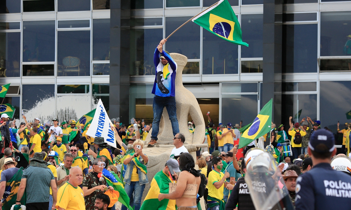 Supporters of Brazilian former president Jair Bolsonaro invade Planalto Presidential Palace while clashing with security forces in Brasilia on January 8, 2023. Photo: AFP