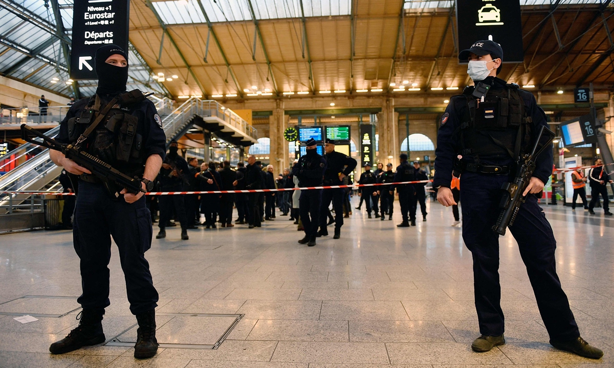 French police stand guard in a train station in Paris, France, after several people were lightly wounded by a man wielding a knife on January 11, 2023. The man was arrested by police at the station after they opened fire and wounded him, said a police source. Photo: VCG