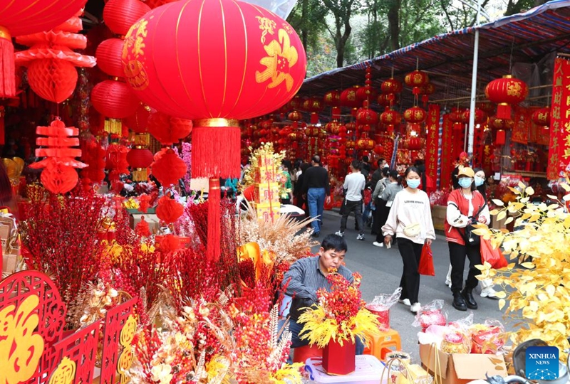 Residents select decorations for the upcoming Spring Festival at a fair along Shanghai Road of Nanning City, south China's Guangxi Zhuang Autonomous Region, Jan. 14, 2023. (Xinhua/Zhou Hua)