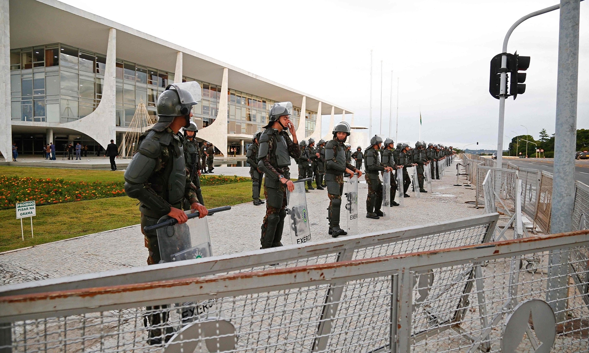 Security guards stand in front of the Planalto Palace during the inauguration of the new Minister of Indigenous Peoples of Brazil on January 11, 2023. Security has been boosted in Brasilia after riots shocked the Brazilian capital. Photo: VCG