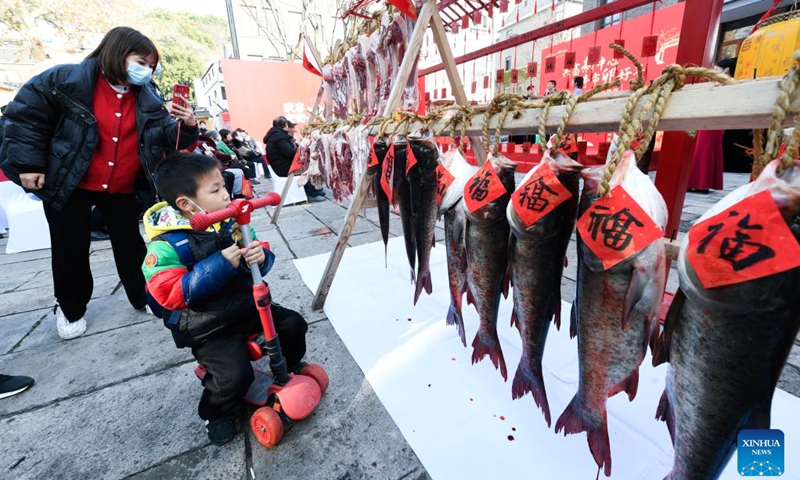 This photo taken on Jan. 11, 2023 shows local agricultural products displayed at a shopping festival in Pingyao Town of Yuhang District in Hangzhou City, east China's Zhejiang Province. The shopping festival featuring local agricultural and cultural products kicked off here on Wednesday to warm up for the upcoming Chinese Lunar New Year.(Photo: Xinhua)