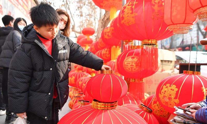 People select lanterns for the upcoming Spring Festival at a market in Xi'an, northwest China's Shaanxi Province, Jan. 10, 2023. As the Spring Festival approaches, major Spring Festival shopping markets in Xi 'an are bustling.(Photo: Xinhua)