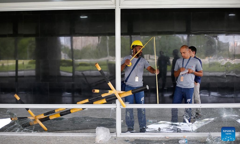 Workers check broken windows at Planalto Palace, the presidential headquarters, in Brasilia, Brazil, Jan. 9, 2023. Brazil's three branches of government issued a joint statement on Monday, expressing unity and calling on society to remain calm in defense of peace and democracy. (Photo: Xinhua)
