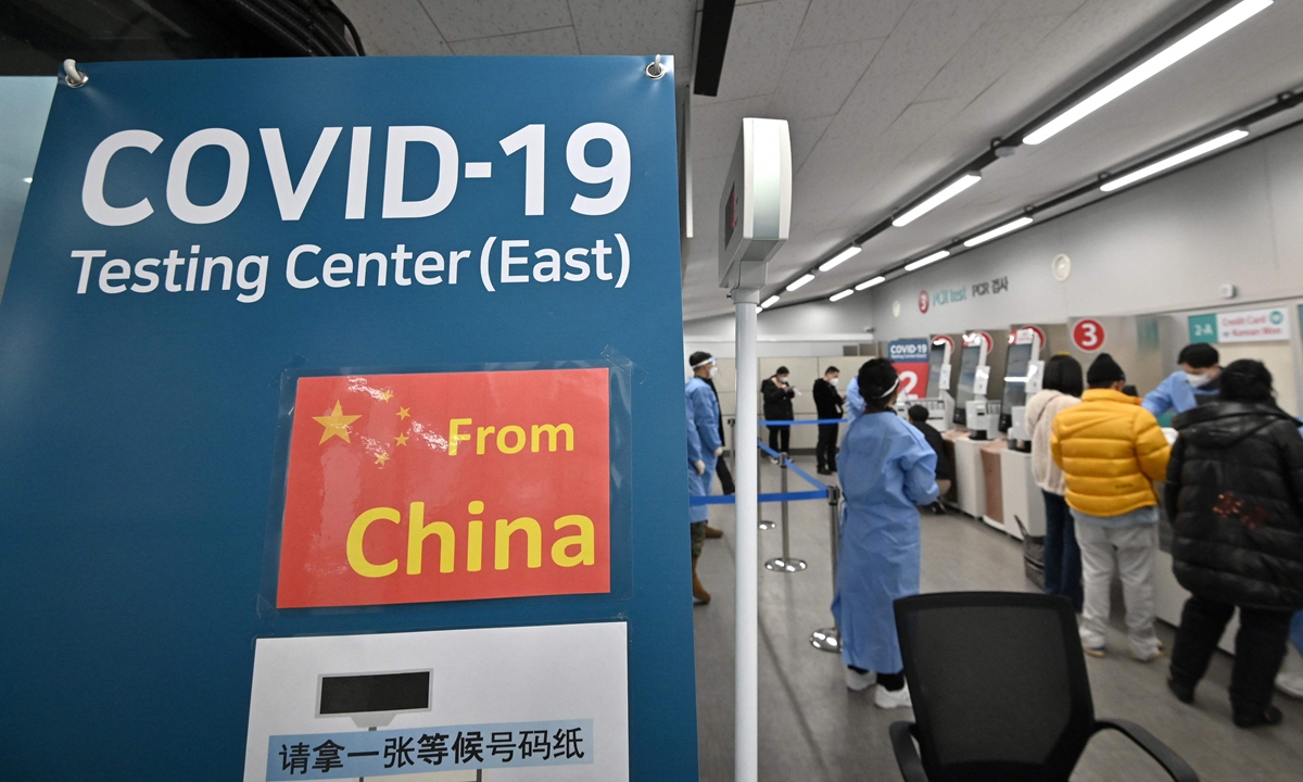 Health workers guide travelers from China at a COVID-19 testing center at Incheon International Airport in South Korea on January 3. Photo: VCG