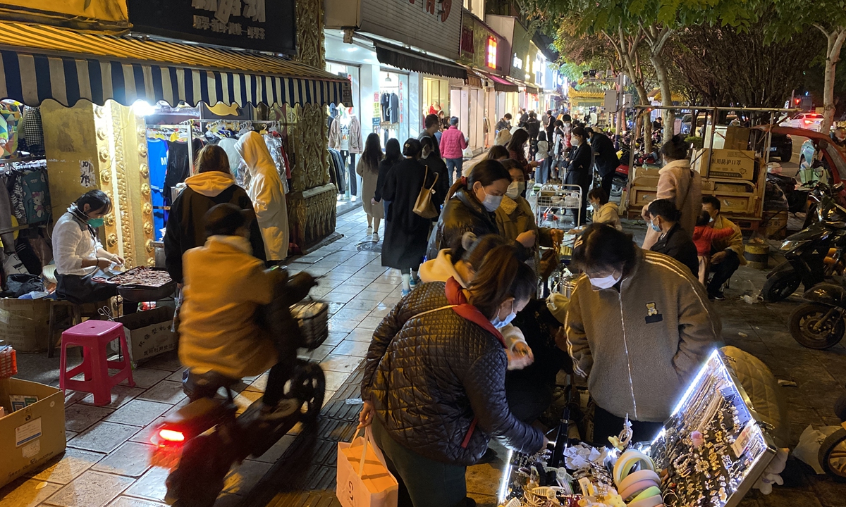 Люди толпятся на улицах и на ночных рынках приграничного города Жуйли, провинция Юньнань на юго-западе Китая, 10 января 2023 года, поскольку деловая и повседневная жизнь возобновляется после того, как 8 января Китай понизил уровень управления COVID-19. Фото: Ху Ювэй/GT