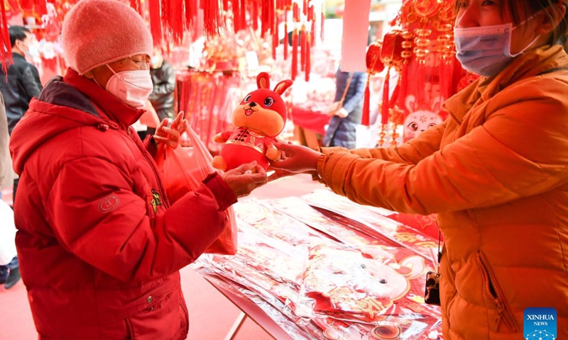 People shop for the upcoming Spring Festival at a market in Xi'an, northwest China's Shaanxi Province, Jan. 10, 2023. As the Spring Festival approaches, major Spring Festival shopping markets in Xi 'an are bustling.(Photo: Xinhua)