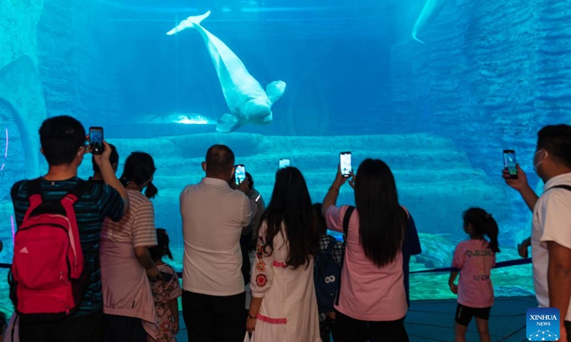 Tourists visit an aquarium in Atlantis Hotel in Sanya, south China's Hainan Province, Dec. 30, 2022. Since the second half of 2022, Hainan has issued tourism consumption coupons, held tourism promotion activities, and taken many other measures to stimulate tourism consumption.(Photo: Xinhua)