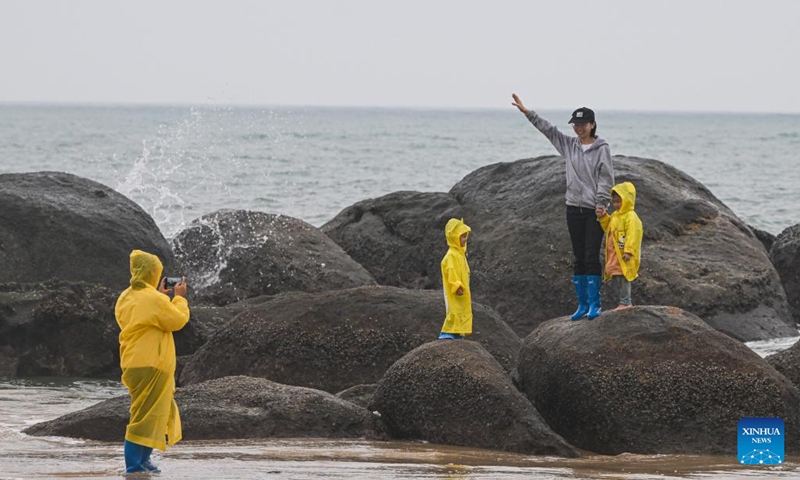 Tourists visit the Qishui Bay in Wenchang City, south China's Hainan Province, Jan. 9, 2023. Since the second half of 2022, Hainan has issued tourism consumption coupons, held tourism promotion activities, and taken many other measures to stimulate tourism consumption.(Photo: Xinhua)