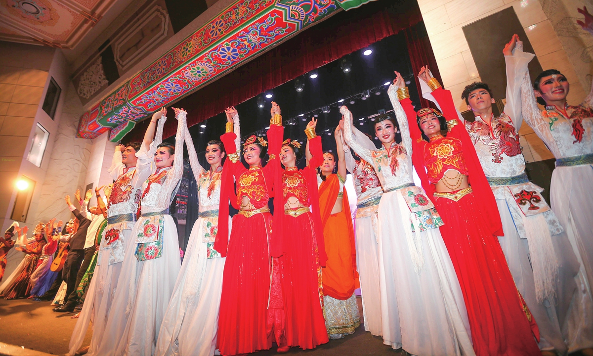 Performers from the China Oriental Performing Arts Group greet the audience after a performance in September 2014. Photo: VCG