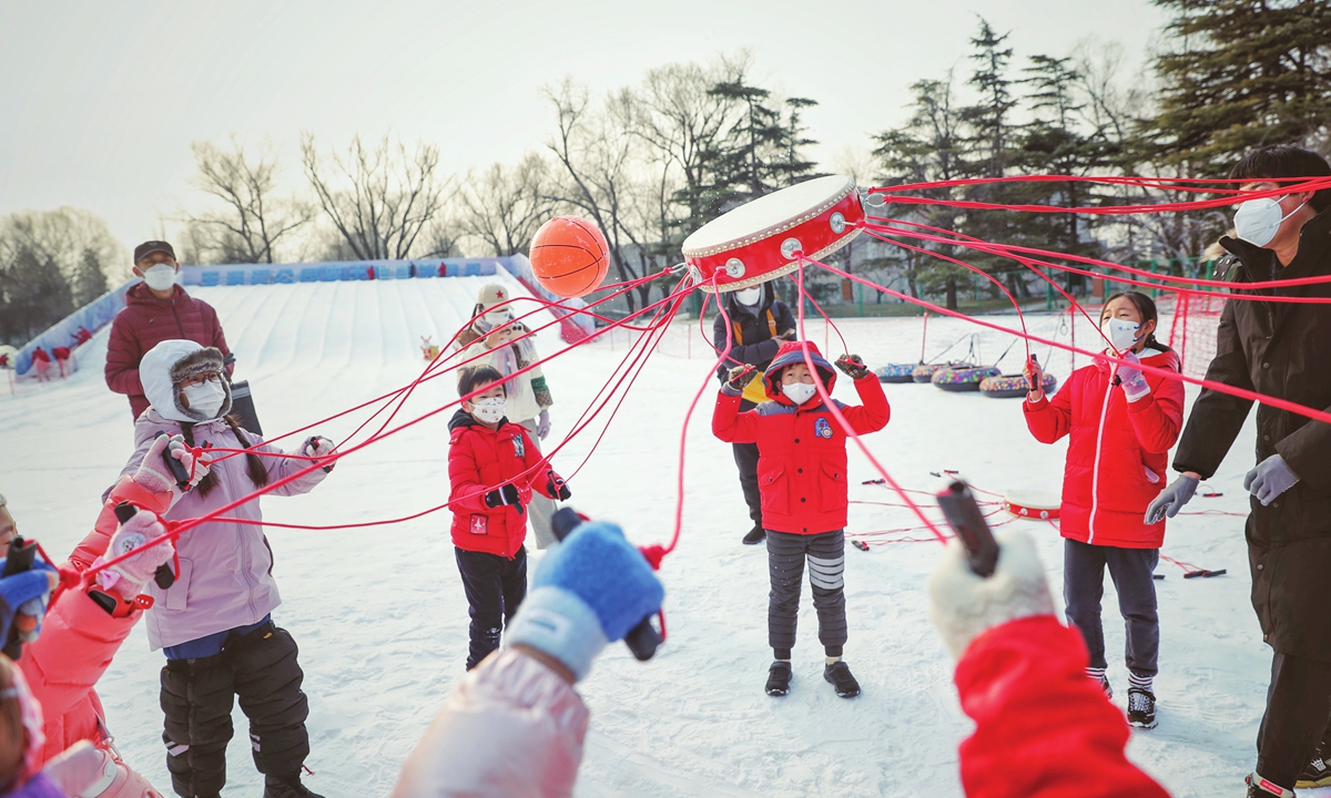 Children play with each other at the Yuyuantan Park, Beijing on Wednesday. During the winter vacation, more and more parents have decided to let their children participate in collective activities and have fun with each other. Photo: IC