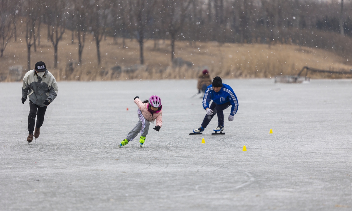 People enjoy the first snow at Majiawan Wetland Park in Beijing, capital of China, on January. 12, 2023.Photo: IC