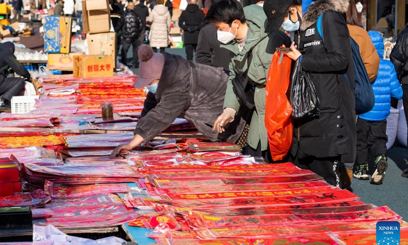 Local residents pick Spring Festival couplets at an open air market in Suifenhe, northeast China's Heilongjiang Province, Jan. 12, 2023. As the Chinese Lunar New Year approaches, many citizens in Suifenhe flocked to local markets to make special purchases for the upcoming Spring Festival.(Photo: Xinhua)