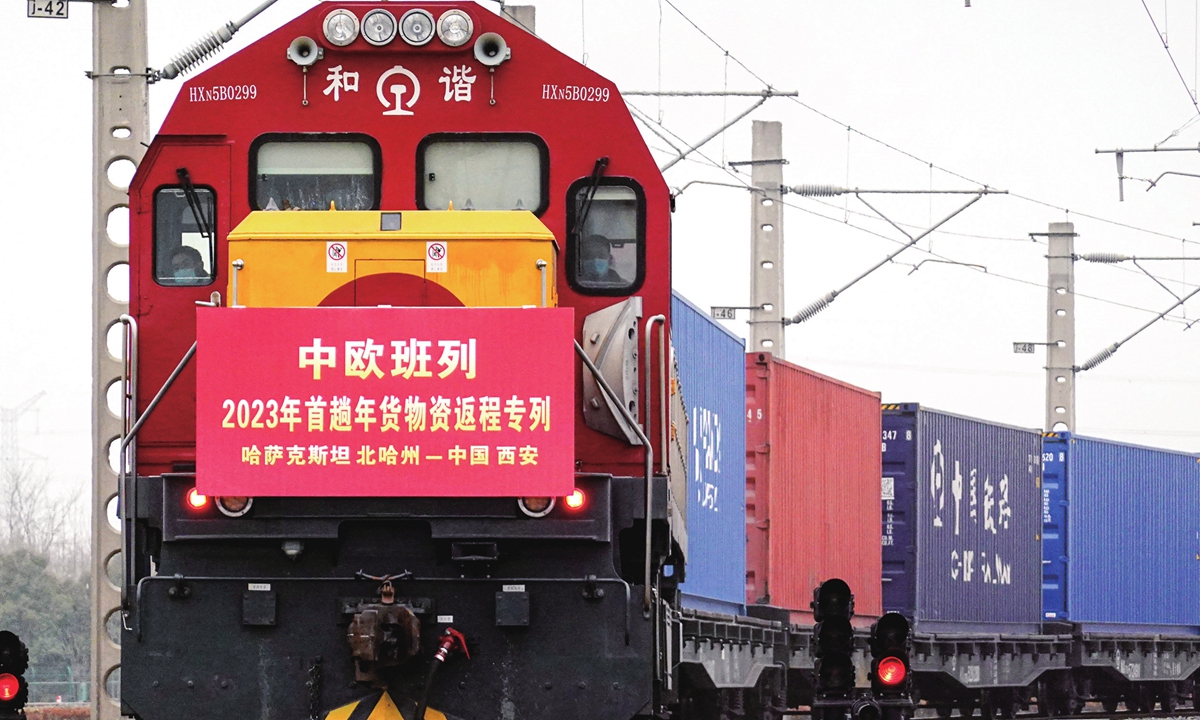 A China-Europe freight train loaded with 1,300 tons of flour from Kazakhstan enters a cargo station in Xi'an, Northwest China's Shaanxi Province on January 13, 2023. A total of 16,000 China-Europe freight trains were operated in 2022, up 9 percent year-on-year, data from China Railway showed. Photo: VCG