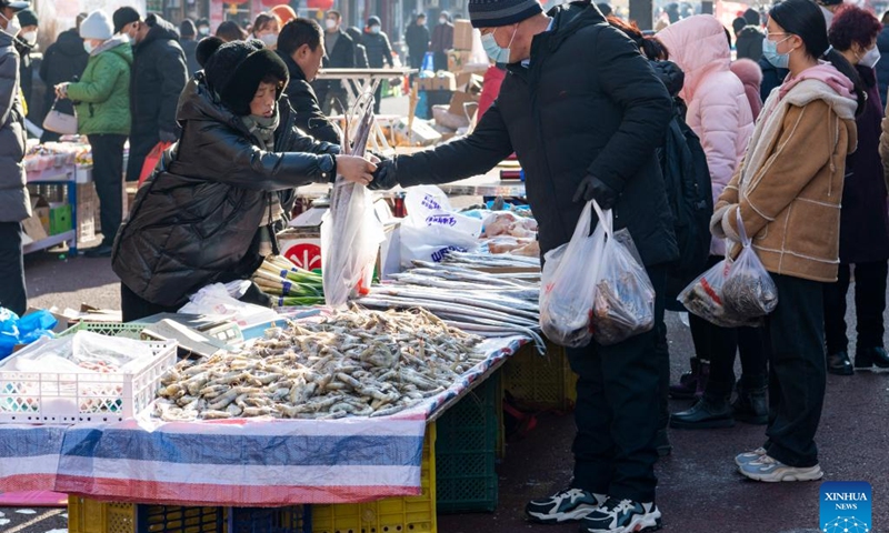 Local residents buy seafood at an open air market for Spring Festival goods in Suifenhe, northeast China's Heilongjiang Province, Jan. 12, 2023. As the Chinese Lunar New Year approaches, many citizens in Suifenhe flocked to local markets to make special purchases for the upcoming Spring Festival.(Photo: Xinhua)
