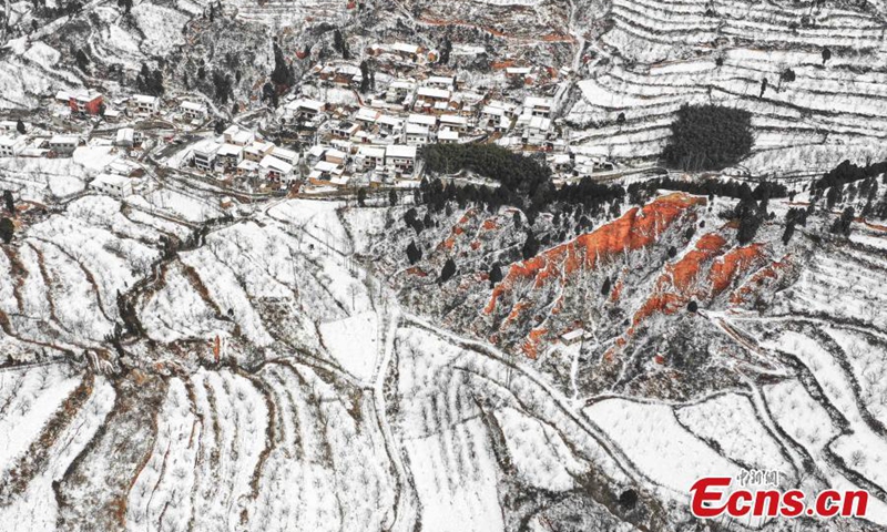 Heavy snowfall hits Hongshigu scenic area in Miaogou Village of Lushi County, central China's Henan Province, Jan. 15, 2023, adding color to its Danxia landform, characterized by reddish sandstone features. (Photo: China News Service/Niu Jinfeng)


