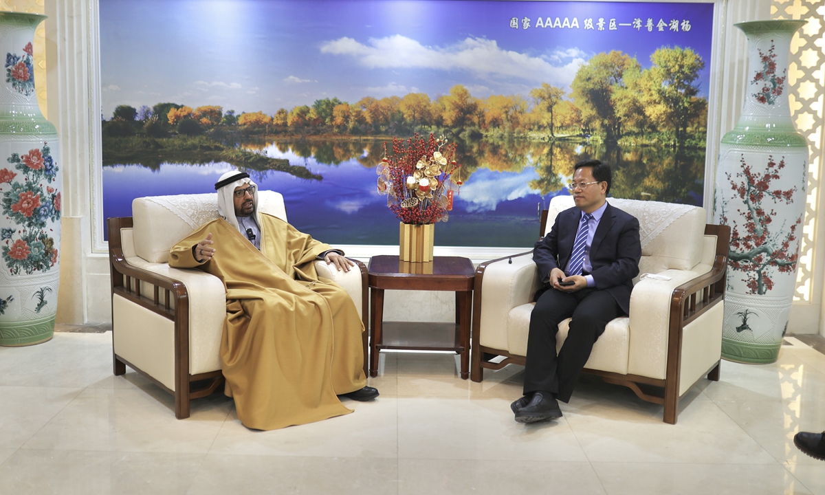 Ali Rashid Al Nuaimi, chairman of The World Muslim Communities Council from the UAE, talks with Xu Guixiang, spokesperson of the Xinjiang regional government, on January 11. Photo: Liu Xin/GT