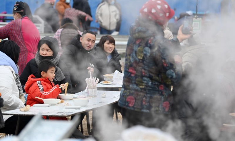 People enjoy snacks at a fair in Jizhou District of north China's Tianjin, Jan. 12, 2023. People's social and economic activities gradually return to normal after China's optimization of its COVID-19 response measures. (Xinhua/Li Ran)