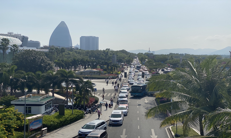 Vehicles and tourists throng to a major duty-free shopping mall in Sanya on January 15, 2023. Photo: Li Qiaoyi/GT 