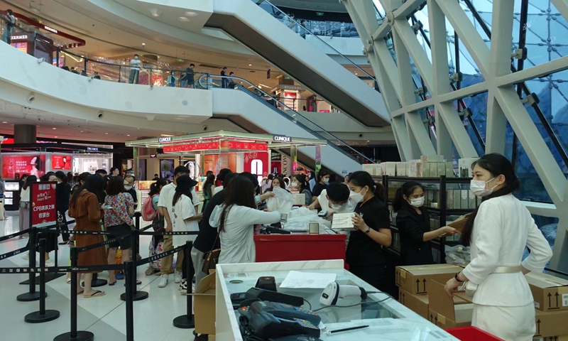 Vehicles and tourists throng to a major duty-free shopping mall in Sanya on January 15, 2023. Photo: Lin Xiaoyi/GT 