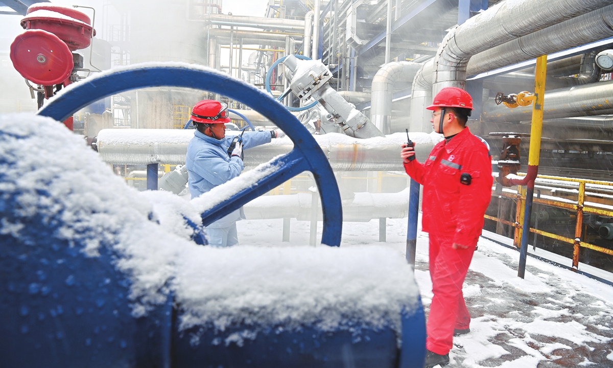 Employees from Sinopec in Anqing, East China's Anhui Province inspect and adjust important production parts and key equipment on January 15, 2023 to ensure the safe and smooth operation of oil refining units as the city welcomes its first snow in 2023. Photo: cnsphoto