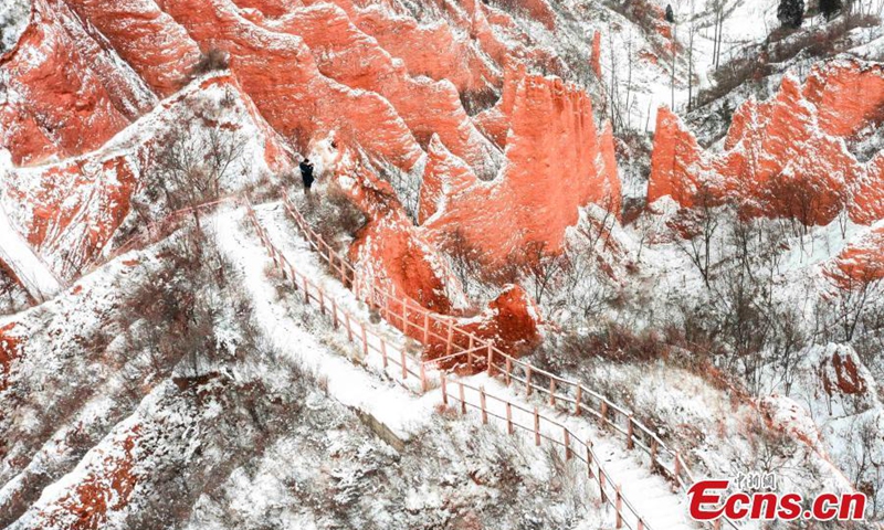 Heavy snowfall hits Hongshigu scenic area in Miaogou Village of Lushi County, central China's Henan Province, Jan. 15, 2023, adding color to its Danxia landform, characterized by reddish sandstone features. (Photo: China News Service/Niu Jinfeng)
