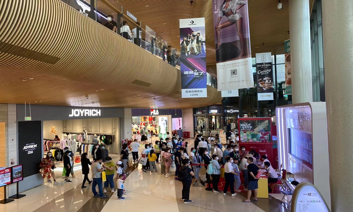 Tourists crowd the Sanya International Duty Free Shopping Complex on January 15, 2023. Photo: Li Qiaoyi/GT 