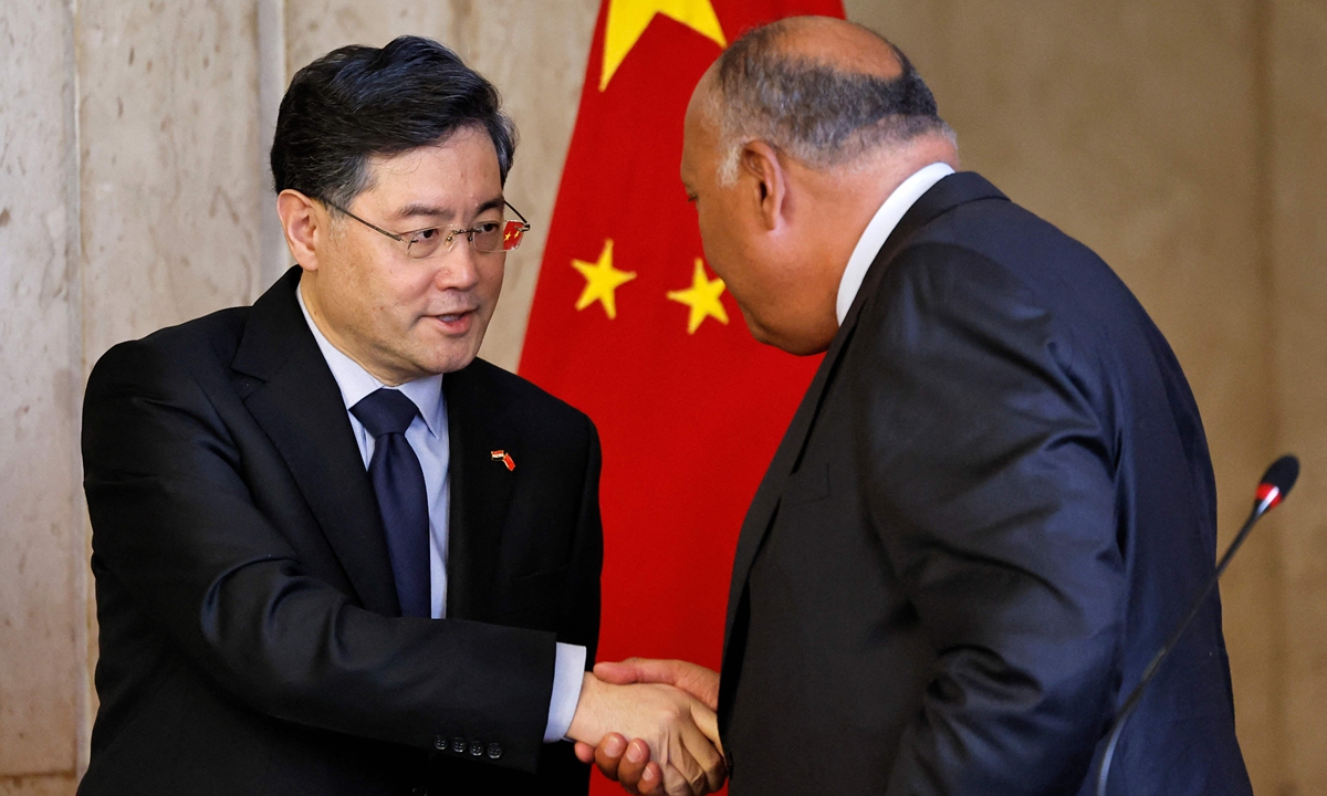 Chinese Foreign Minister Qin Gang (left) shakes hands with his Egyptian counterpart Sameh Shoukry after a press conference in Cairo on January 15, 2023. Photo: VCG