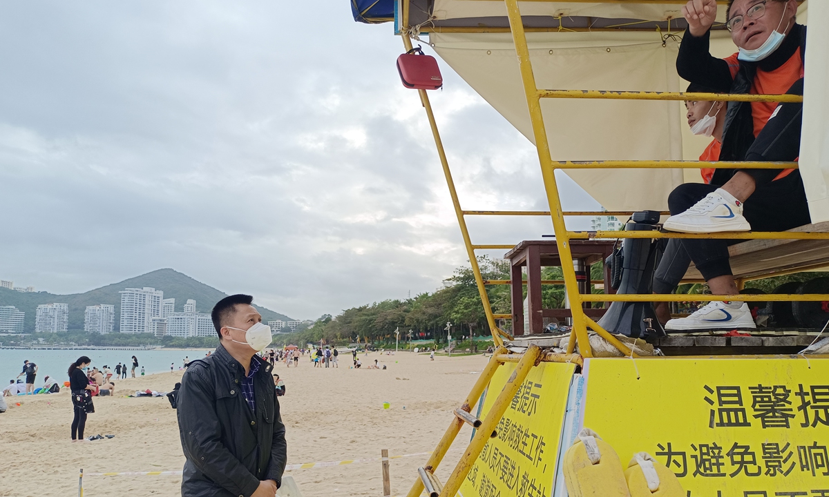 Liang Qicai (left), director of the industry supervision department at the Sanya Tourism, Culture, Radio, Television and Sports Bureau, leads a sea area safety and protection inspection task force in Sanya on January 10, 2023. Photo: Courtesy of the bureau 