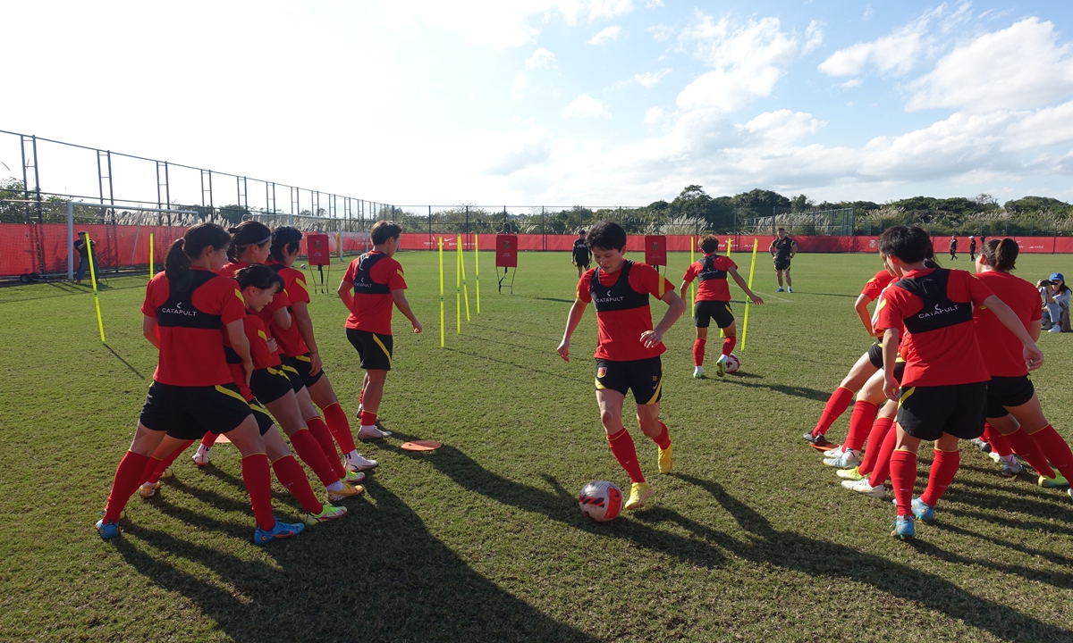 Члены женской сборной Китая по футболу играют на тренировке в Хайкоу, провинция Хайнань, Южный Китай, 13 января 2023 года. Фото: Линь Сяойи/GT