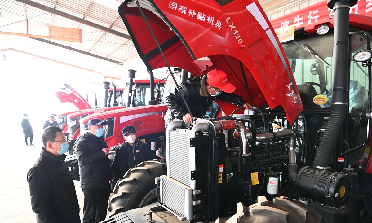 Farmers buy large-type tractors in an agricultural machinery market in Liaocheng, East China's Shandong Province, on January 16, 2023, preparing for the upcoming spring farming. China's grain output totaled 686.53 billion kilograms in 2022, setting a new record. Photo: VCG