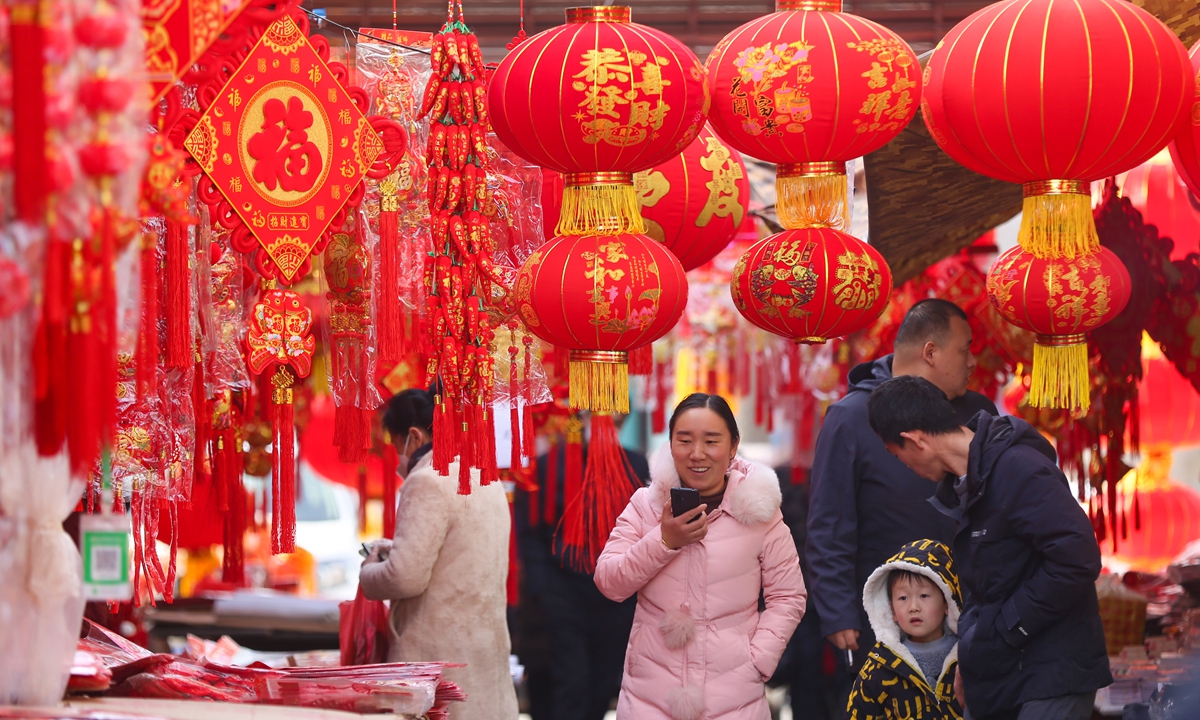 Residents make special purchases and buy decorations for the Chinese Spring Festival at the Hongyuan market in Sanmenxia, Central China's Henan Province on January 17, 2023. The 2023 Chinese Lunar New Year, the most important day on China's calendar, falls on January 22 this year. Photo: VCG