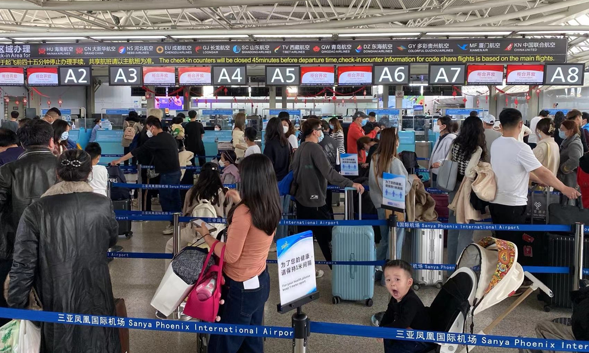 Passengers wait in lines to check in at the Sanya Phoenix International Airport in South China's Hainan Province on January 17, 2023. Photo: Lin Xiaoyi/GT