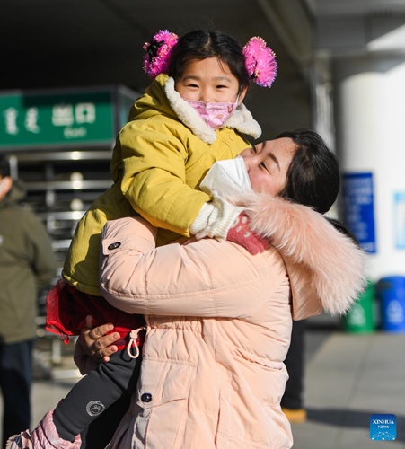 A woman hugs her daughter at the exit of Hohhot East Railway Station in Hohhot, north China's Inner Mongolia Autonomous Region, Jan. 15, 2023. China's Spring Festival travel rush kicked off on Jan. 7 this year and Chinese people are on their way to have a reunion with their loved ones.(Photo: Xinhua)