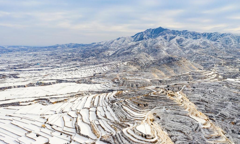 This aerial photo taken on Jan. 15, 2023 shows a view of snow-covered terraced fields in Xiangfen County of Linfen City, north China's Shanxi Province.(Photo: Xinhua)