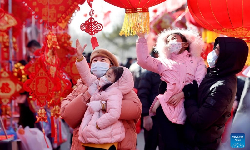 People select new year decorations at a market in Zhengding County of Shijiazhuang, north China's Hebei Province, Jan. 18, 2023. This year's Spring Festival, or the Chinese New Year, falls on Jan. 22.(Photo: Xinhua)