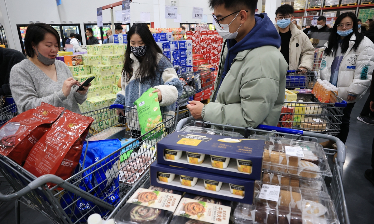 People go shopping at a large supermarket in Nanjing, East China's Jiangsu Province on January 19, 2023. Local stores are seeing booming popularity as the Chinese Spring Festival is approaching. Photo: cnsphoto
