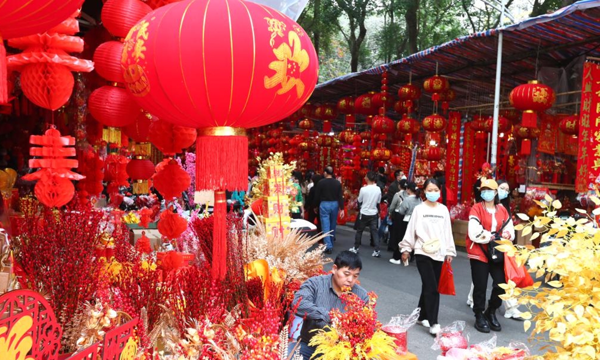Residents select decorations for the upcoming Spring Festival at a fair along Shanghai Road of Nanning City, south China's Guangxi Zhuang Autonomous Region, Jan. 14, 2023. (Xinhua/Zhou Hua)