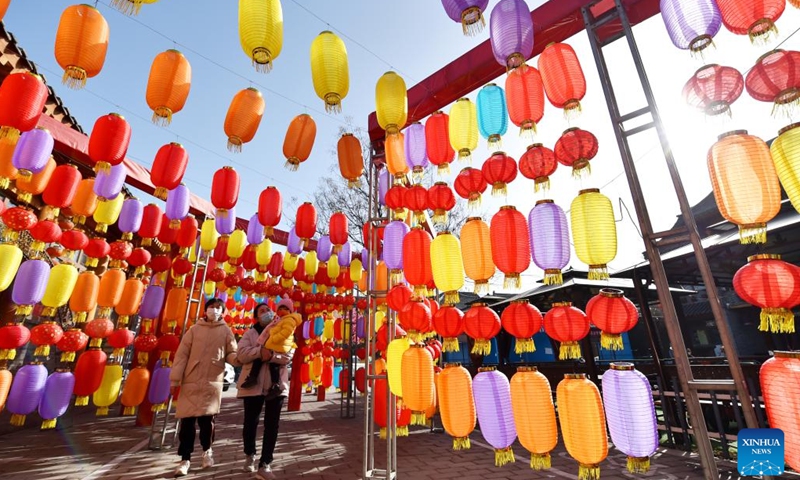 People enjoy lanterns in Zhengding County of Shijiazhuang, north China's Hebei Province, Jan. 18, 2023. This year's Spring Festival, or the Chinese New Year, falls on Jan. 22.(Photo: Xinhua)