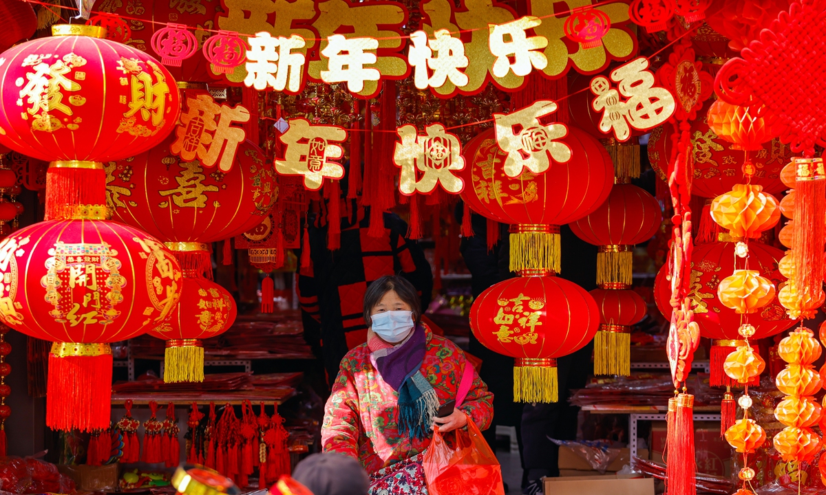 People buy festival items at a wholesale market in Chengdu, Sichuan Province on January 19, 2023 to welcome the upcoming Chinese Lunar New Year.Photo: Xinhua News Agency