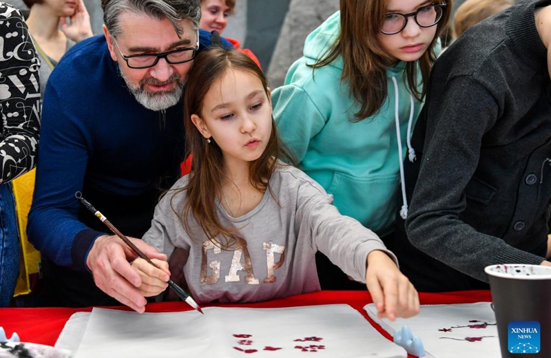 A girl learns Chinese brush painting during a Chinese culture experience activity celebrating the Chinese New Year in Moscow, Russia, Jan. 21, 2023. (Xinhua/Cao Yang)