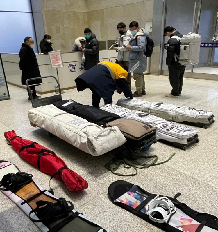 Passengers take a train at Beijing North Railway Station in Beijing, capital of China, Jan. 24, 2023. The Beijing-Zhangjiakou high-speed railway line brings great convenience to people's skiing trip to Chongli district of Zhangjiakou City in north China's Hebei province. (Xinhua/Li Xin)