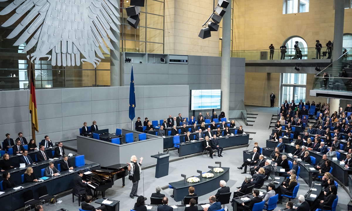 German singer and actress Georgette Dee performs during the annual ceremony in memory of Holocaust victims and survivors in the plenary hall of the Bundestag, the German lower house of parliament, in Berlin on January 27, 2023, on International Holocaust Remembrance Day. Photo: AFP