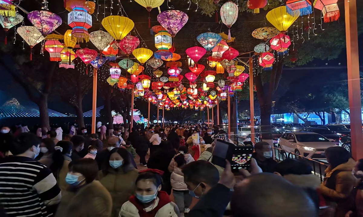 Visitors swarm into the World Peace Park in the downtown area of Yichang, Central China's Hubei Province to enjoy the New Year Lantern Festival with their family and friends.Photos: Courtesy of Chen Ping