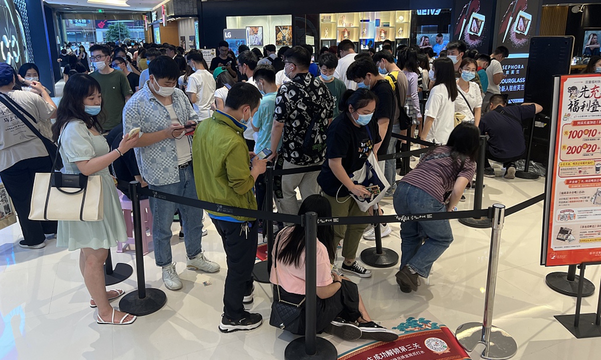 People line up at a bubble tea store in Southwest China's Chongqing Municipality. Photo: VCG
