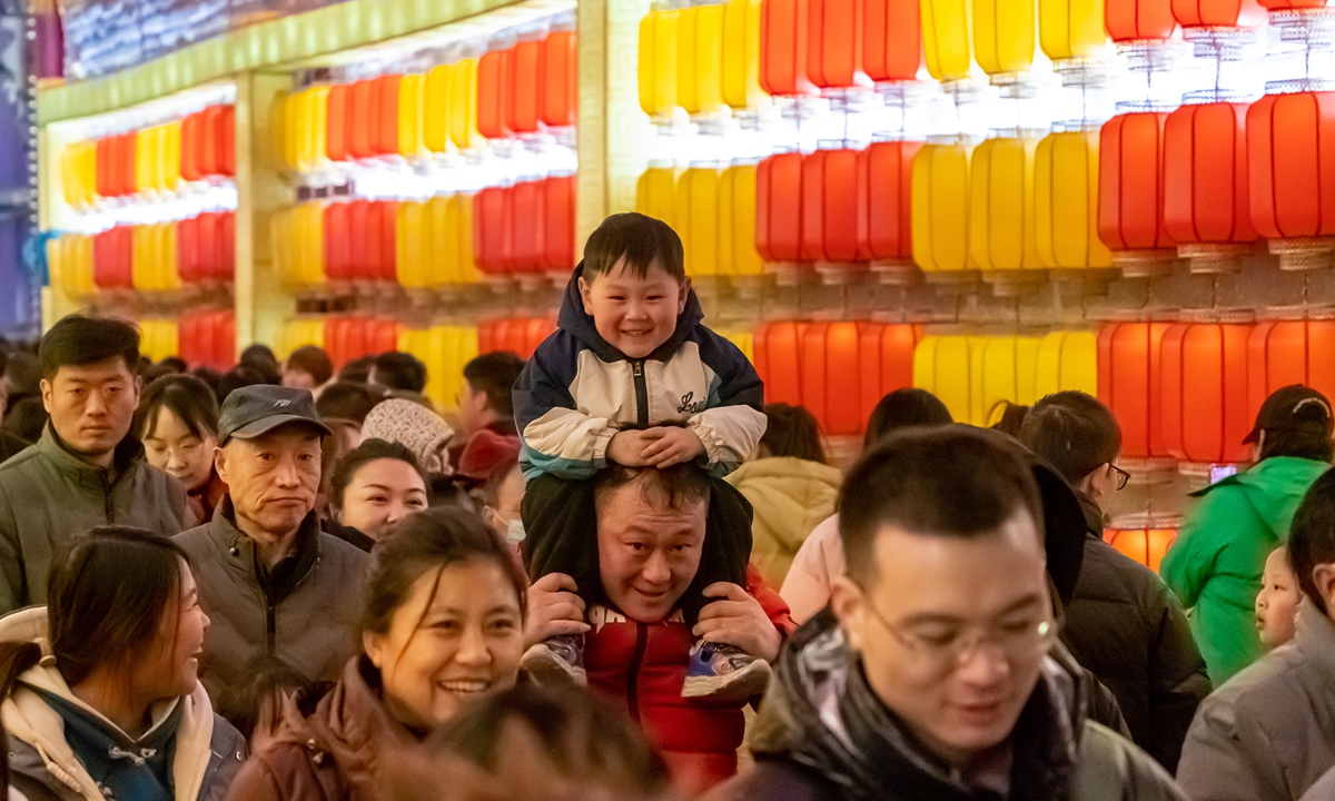 People enjoy lanterns in celebration of the Spring Festival on January 27, 2023 in Yuncheng, North China’s Shanxi Province. Photo: VCG 